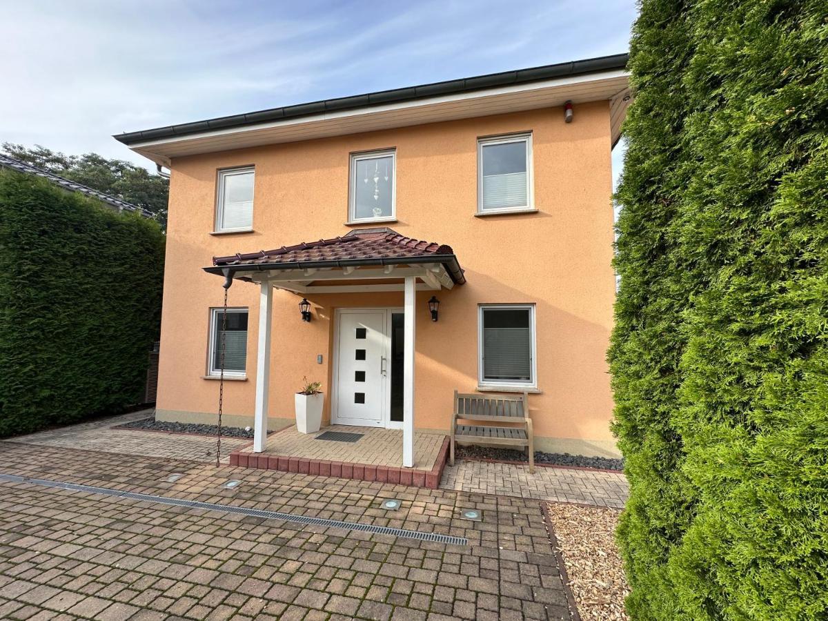 Stadtvilla In Leipzig 7 Personen 3 Schlafzimmer 2 Baeder Garten Und Terrasse Zentral Gelegen Messe Innenstadt Seen Luaran gambar