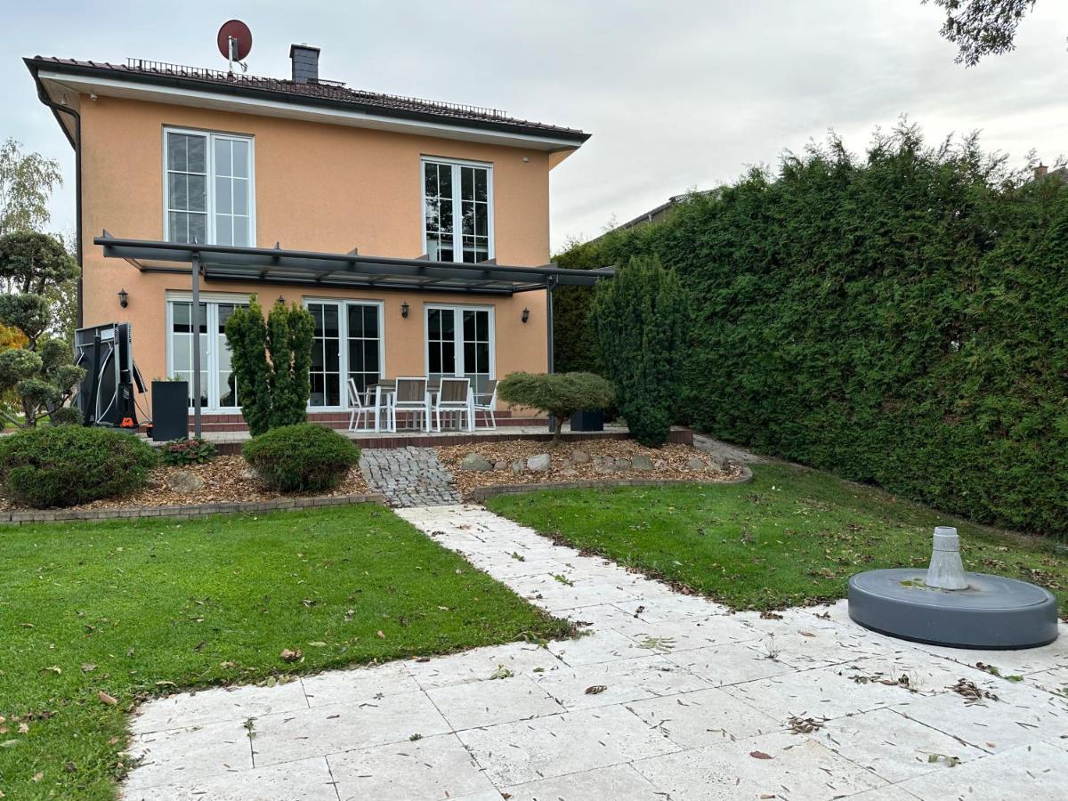 Stadtvilla In Leipzig 7 Personen 3 Schlafzimmer 2 Baeder Garten Und Terrasse Zentral Gelegen Messe Innenstadt Seen Luaran gambar