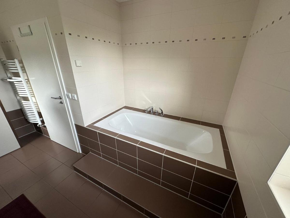 Stadtvilla In Leipzig 7 Personen 3 Schlafzimmer 2 Baeder Garten Und Terrasse Zentral Gelegen Messe Innenstadt Seen Luaran gambar