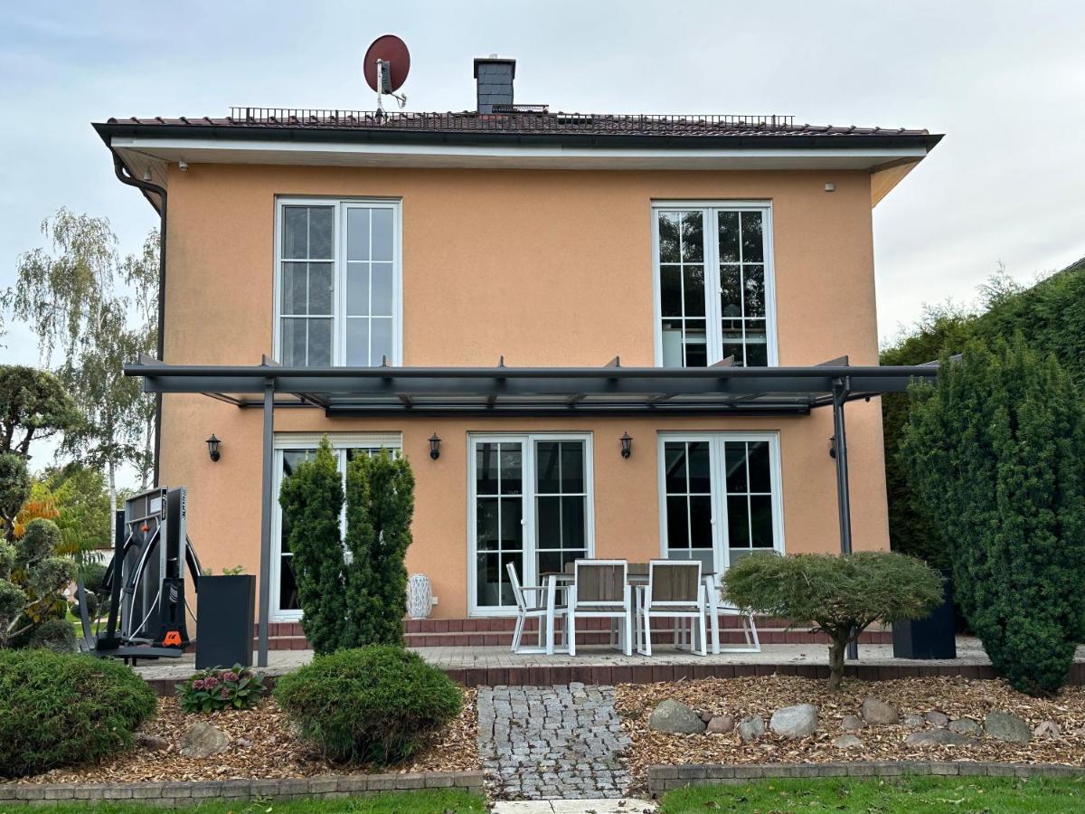 Stadtvilla In Leipzig 7 Personen 3 Schlafzimmer 2 Baeder Garten Und Terrasse Zentral Gelegen Messe Innenstadt Seen Luaran gambar
